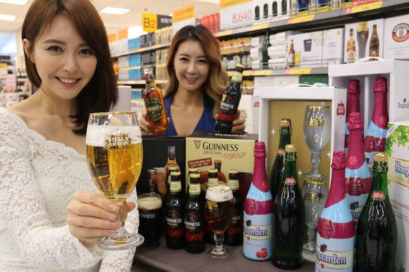 ▲ 2일 오전 서울 한강로 이마트 용산점에서 모델들이 수입맥주 선물세트를 선보이고 있다. ⓒ이마트
