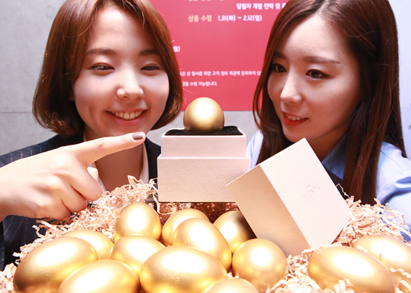 ▲ 2일 오전 현대백화점 직원들이 압구정본점 5층 사은데스크 앞에 설치된 경품 '황금알'을 선보이고 있다. ⓒ현대백화점