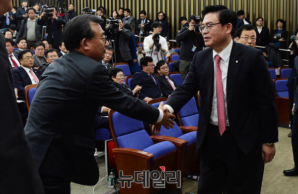 ▲ 이정현 전 대표가 직전 당 대표로 책임을 진다면서 새누리당을 탈당한 가운데, 정우택 원내대표가 3일 이 의원의 탈당을 인적 청산의 계기로 삼아야 한다고 말했다. ⓒ뉴데일리 이종현 기자