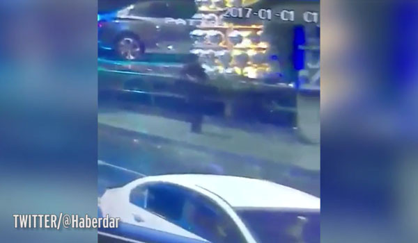 ▲ 지난 1월 1일 새벽 터키 이스탄불 나이트클럽 총기테러 당시 범인의 모습이 찍힌 CCTV. 흐릿하지만 범인이 쏜 총에 사람들이 쓰러지는 모습도 보인다. ⓒ英'미러' 관련보도 화면캡쳐