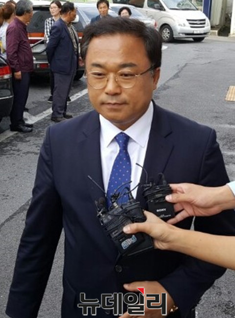 ▲ 권석창 의원이 지난 공판에서 기자들 질문에 생각에 잠겨 있는 모습.ⓒ목성균 기자