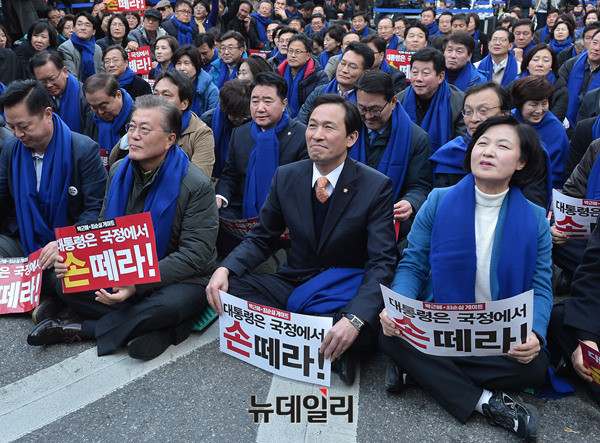 ▲ 원내 최대정당인 '더불어민주당' 소속 의원 8명이 4일부터 중국을 찾아 공산당 고위 관계자들과 만날 예정이라고 한다. 사진은 박근혜 대통령 탄핵 촉구 집회에 나온 '더불어민주당' 수뇌부들. ⓒ뉴데일리 DB