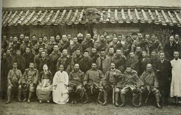 ▲ 친일파의 대표격으로 불리는 '일진회' 회원들이 회장 이용구 집에서 찍은 단체사진. 일진회 회장 이용구는 동학교도로 손병희를 받들었다. 하지만 이후 친일파의 대표가 된다. ⓒ역사 관련 블로그 화면캡쳐