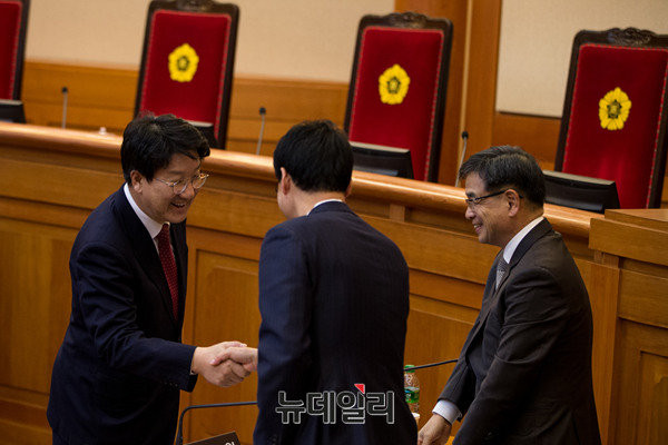 ▲ 국회 소추위원인 권성동 법제사법위원장과 박근혜 대통령 측 변호인단이 인사하고 있다. ⓒ뉴데일리 DB