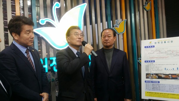 ▲ 문재인 전 더불어민주당 대표가 3일 오후 성북구 장위시장을 찾아 발언하고 있다.ⓒ뉴데일리