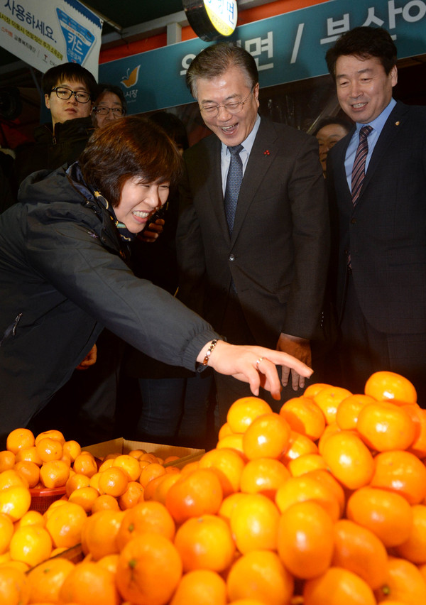 ▲ 더불어민주당 문재인 전 대표가 3일 오후 서울 성북구 장위2동 장위시장을 방문해 한 과일가게에서 과일을 구매하고 있다. ⓒ뉴시스