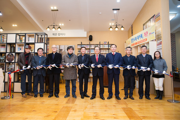 ▲ 남유진 구미시장과 김익수 구미시의회 의장 등이 3일 열린나래 북카페 개관에서 테이프커팅을 하고 있다.ⓒ구미시 제공