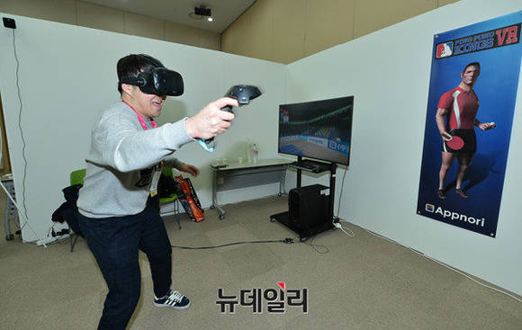▲ 지스타 2016에서 참가자가 VR특별관에서 가상현실을 체험하고 있다. ⓒ 뉴데일리 정상윤 기자