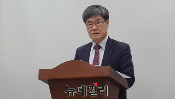 ▲ 충북연구원 정초시 원장이 4일 올해 지역 경제전망에 대해 설명하고 있다.ⓒ김종혁 기자