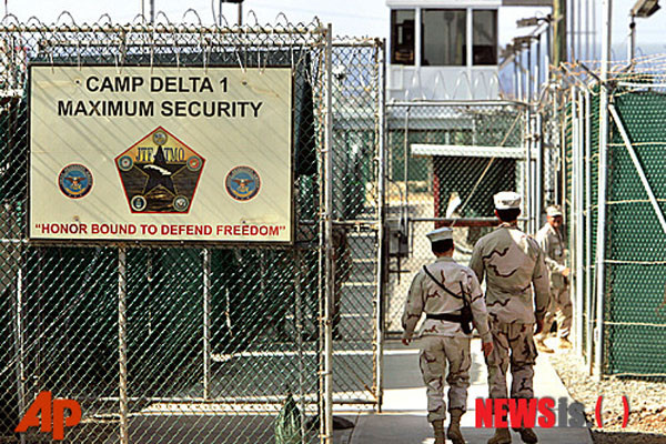 ▲ 일명 '관타나모 수용소'로 알려진, 쿠바 美해군기지 내 '캠프 델타 1'의 입구. ⓒ뉴시스-AP. 무단전재 및 재배포 금지.
