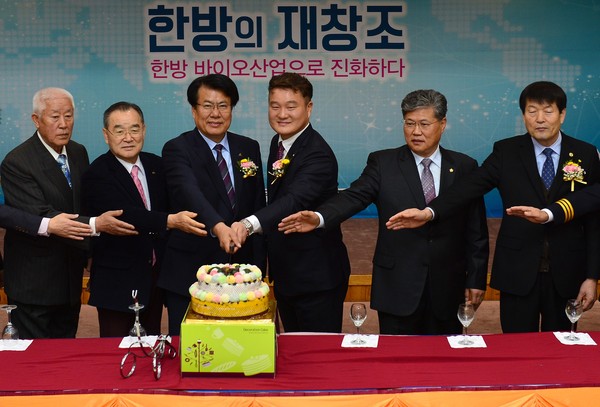 ▲ 이윤재 제천청년회의소 회장, 이근규 시장, 김정문 시의장 등이 신년인사회에서 케잌 절단을 하고 있다.ⓒ제천시