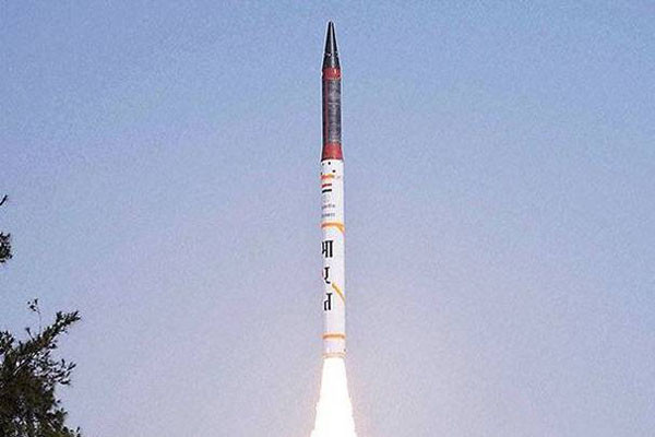 中공산당이 '아그니-5' 미사일 시험발사에 딴죽을 걸자 인도 정부는 2017년 1월 2일, 이미 실전배치한 '아그니-4' IRBM을 시험발사했다. ⓒ인디아 타임스 관련보도 화면캡쳐-인도 국방부