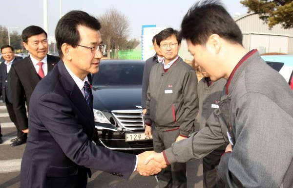 ▲ 이시종 충북도지사가 4일 LG화학 오창공장을 방문해 직원들을 격려했다.ⓒ충북도