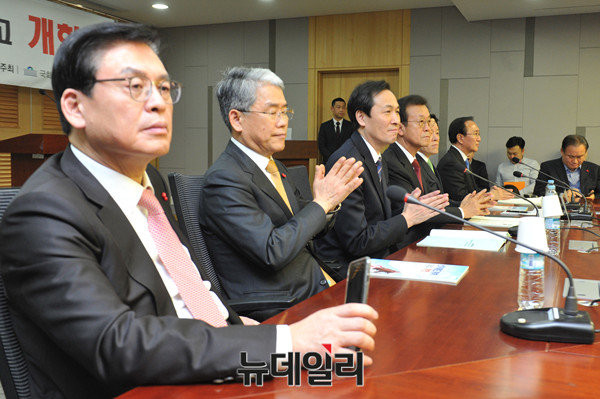 ▲ 이날 토론회에는 더불어민주당 우상호 원내대표는 물론, 새누리당 정우택 원내대표와 국민의당 주승용 원내대표도 함께 자리했다. 두 사람은 개헌을 해야한다고 주장하고 있지만, 호헌을 주장하는 문 전 대표에 크게 각을 세우지 못하고 있다. ⓒ뉴데일리 이종현 기자