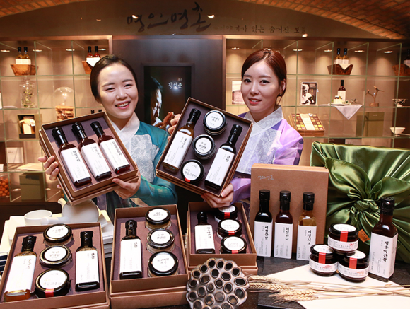 ▲ 4일 오전 현대백화점 직원들이 압구정본점 명인명촌 매장에서 실속형 선물세트인 '명인명촌 미소 세트'를 선보이고 있다. ⓒ현대백화점