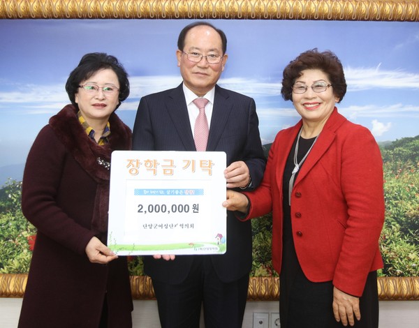▲ 정옥림 단양여성단체협의회장(왼쪽)이 류한우 군수(가운데)에게 장학금을 전달하고 있다.ⓒ단양군