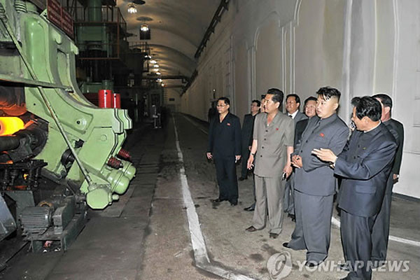 ▲ 2013년 6월 자강도의 한 지하 군수공장을 찾은 김정은. 북한 자강도는 각종 군수공장들이 밀집해 있는 지역이다. ⓒ연합뉴스. 무단전재 및 재배포 금지.