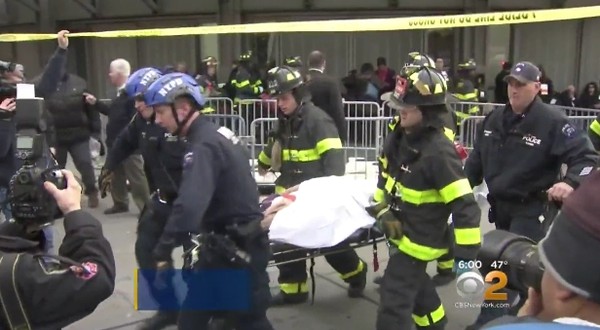 ▲ 미국 뉴욕에서 통근열차가 탈선하면서 100여 명의 부상자가 발생했다. 사진은 사고현장에서 부상자들이 현지 구조대원에 의해 병원으로 후송되고 있는 모습.ⓒ美'CBS 뉴욕' 중계영상 캡쳐