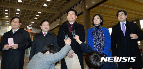 ▲ 사드 배치를 반대하는 송영길 등 더불어민주당 의원들이 중국 공산당 고위 관계자들을 만나기 위해 4일 오전 김포국제공항을 통해 출국하고 있다. ⓒ뉴시스