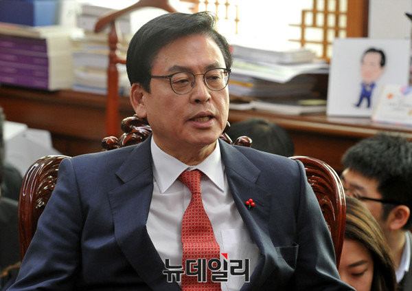 ▲ 새누리당 정우택 원내대표. 그는 5일 주요당직자회의에서 "중국 방문중인 민주당 의원 7인이 사드배치에 관해 낯뜨거운 저자세 외교를 하고 있다"고 비판했다. ⓒ뉴데일리 이종현 기자