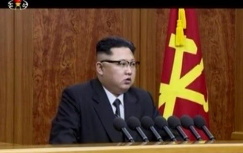 ▲ 북한 김정은이 정묘년 새해 신년사에서 이례적으로 자아비판을 한 것은 간부들의 책임을 유도하고 이를 통해 대대적인 숙청과 물갈이를 예고한 신호탄이라는 분석이 제기됐다. 사진은 신년사를 하고 있는 김정은의 모습.ⓒ北선전매체 중계영상 캡쳐