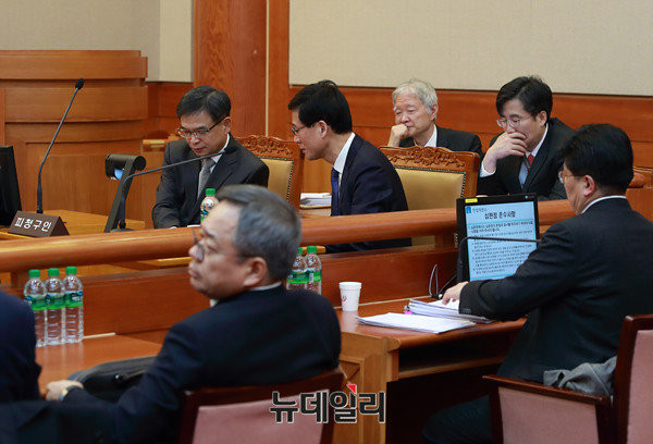 ▲ 윤전추 청와대 행정관이 박근혜 대통령 탄핵심판 사건의 2차 변론기일인 5일 오후 서울 종로구 재동 헌법재판소 대심판정에 증인으로 출석하며 취재진의 질문을 받고 있다.ⓒ공준표 기자