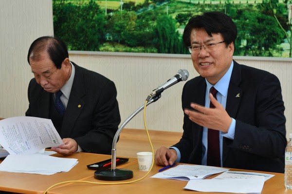 ▲ 이근규 시장(오른쪽)이 한수면에서 순회 현장시장실을 열고 노인들과 이야기를 나누고 있다.ⓒ제천시