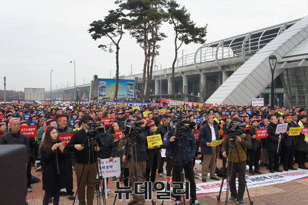 ▲ 지난해 12월 21일 충북 청주시 오송역 앞에서 열린 ‘KTX세종역 반대 충북범도민 규탄대회’ 모습.ⓒ김종혁 기자
