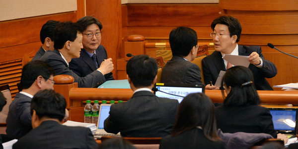 ▲ 국회 소추위원단장인 권성동 의원(오른쪽) 등 청구인 측 대리인단. ⓒ뉴시스