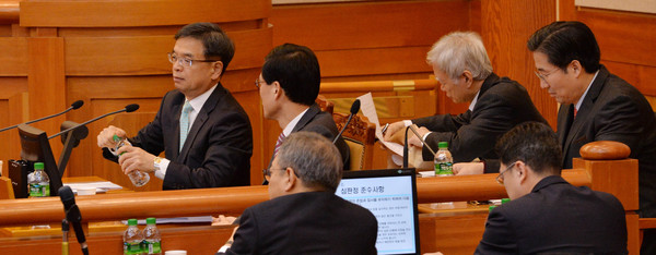 ▲ 이중환 변호사(왼쪽) 등 피청구인 변호인단. ⓒ뉴시스