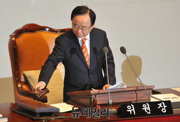 ▲ 30년 만에 설치된 국회 헌법개정특별위원회(개헌특위) 위원장으로 호선된 새누리당 이주영 의원이 첫 전체회의의 개회를 알리는 의사봉을 두드리고 있다. ⓒ뉴데일리 이종현 기자