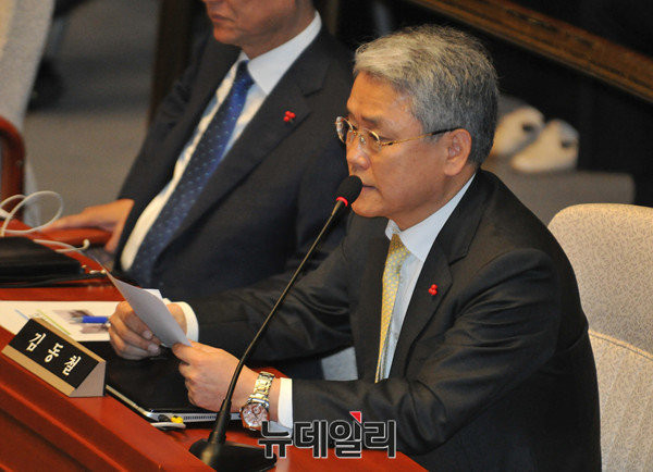 ▲ 개헌특위의 국민의당 간사를 맡게 된 김동철 의원이 밤을 새서라도 토론해서 대선 전까지 개헌을 하자는 입장을 밝히고 있다. ⓒ뉴데일리 이종현 기자