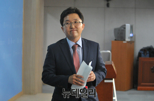 ▲ 김용태 의원. 그는 새누리당에 있을 당시 친박계에 강도 높은 비판을 쏟아낸 인사다. 사진은 서청원 의원 관련 기자회견을 한 후 씁쓸해 하는 모습. ⓒ뉴데일리 이종현 기자