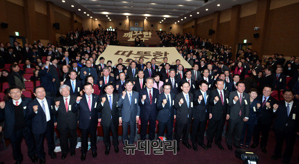 ▲ 5일 오후 의원회관에서 열린 가칭 개혁보수신당의 중앙당창당발기인대회에서 참석자들이 깨끗한 보수, 따뜻한 보수라는 대형 펼침막을 배경으로 다함께 파이팅을 외치고 있다. ⓒ뉴데일리 정상윤 기자