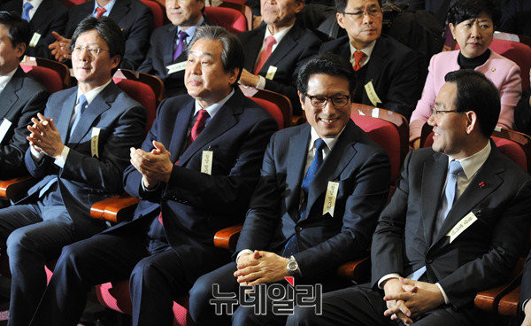 ▲ 유승민·김무성·정병국·주호영 의원 등 가칭 개혁보수신당의 지도급 인사들이 5일 오후 의원회관에서 열린 중앙당창당발기인대회에 참석해 단상을 바라보거나 환담을 나누고 있다. ⓒ뉴데일리 이종현 기자