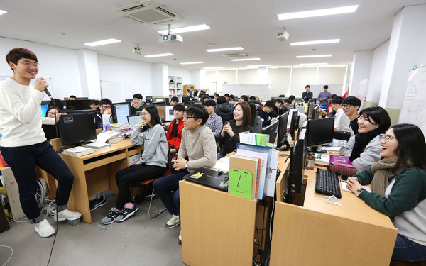 ▲ 일본 NHN데코라스에 합격한 정제국씨가 지난 4일 영진전문대학 본관 강의실을 찾아 2학년 후배들에게 해외취업 성공스토리를 들려주고 있다.ⓒ영진전문대 제공