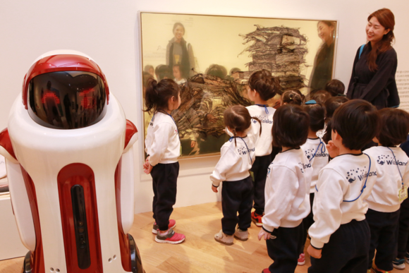 ▲ 5일 오전 현대 어린이책 미술관에서 어린이들이 '로봇 도슨트 모모'에게 'PICTURE + BOOK + ART' 전시 설명을 듣고 있다.ⓒ현대백화점
