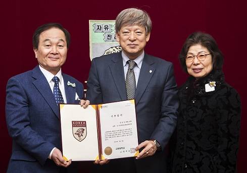 ▲ 5일 서울 성북구 고려대학교에서 진행된 'KU-오정 에코리질리언스센터 기금 기부식'에서 (왼쪽부터)민남규 자강산업 회장, 염재호 고려대 총장, 황영희 여사가 기념사진을 촬영하고 있다. ⓒ고려대