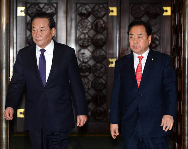 ▲ 새누리당 서청원 의원(왼쪽)과 이우현 의원(오른쪽). 사진은 박근혜 대통령 탄핵 표결 직후 모습이다. ⓒ뉴시스 DB