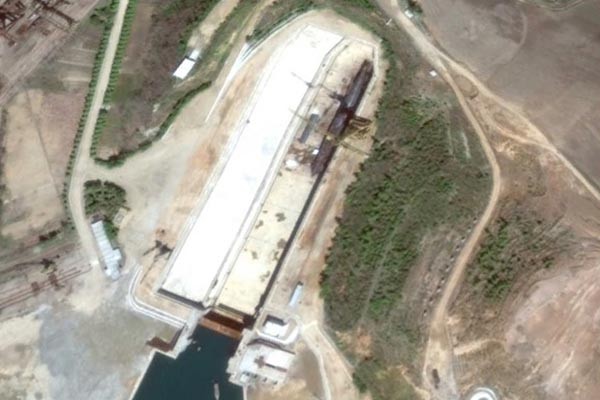 ▲ 북한 소식통들이 1만 톤급 잠수함 건조대가 있다고 지목한 신포선박수리공장의 모습. ⓒ美자유아시아방송 관련보도 화면캡쳐-구글 어스