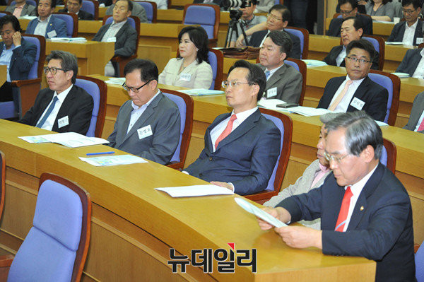 ▲ 나라살리는 헌법개정 국민주권회의가 지난해 9월 23일 의원회관에서 창립 세미나를 열고 있다. 맨앞줄 사진 왼쪽부터 박형준 전 국회사무총장, 문병호 전 의원, 조해진 전 의원, 우윤근 국회사무총장. ⓒ뉴데일리 이종현 기자