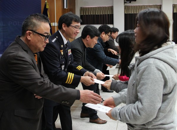 ▲ 권오길 BBS 단양군지회장(왼쪽)과 정영오 서장(왼쪽 두번째)이 단양군 관내 모범청소년들에게 장학금을 전달하고 있다.ⓒ단양경찰서