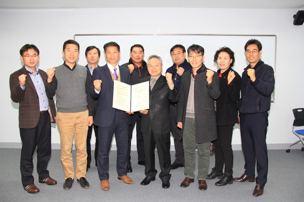 ▲ 충남도공무원노동조합과 충청남도청공무원노동조합이 5일 ‘충청남도 공무원 노조 통합합의서’에 서명했다.ⓒ충남도