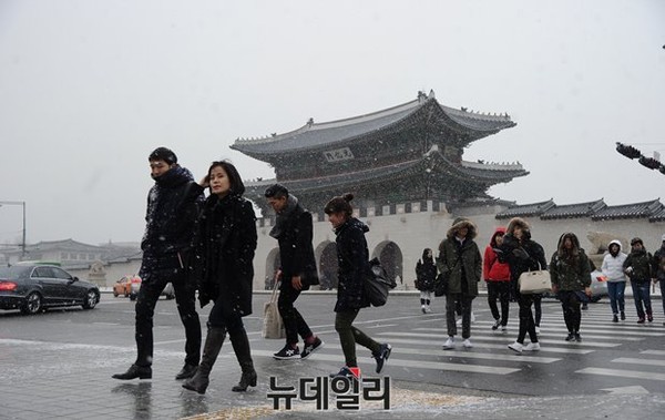 ▲ 추위에 시민들이 몸을 웅크린 채 걷고 있다. ⓒ 뉴데일리DB