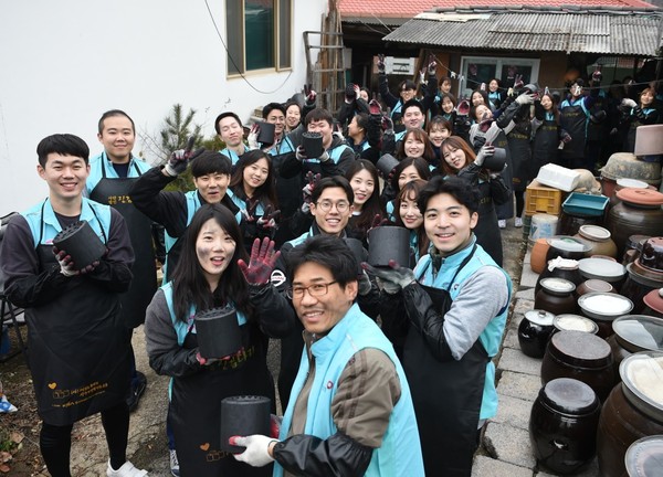 ▲ 국민건강보험공단 신입직원들이 제천시 청풍면 일원에서 사랑의 연탄나누기 행사를 펼치고 있다.ⓒ국민건강보험공단