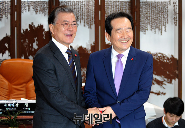 ▲ 문재인 전 더불어민주당 대표가 2일 오전 국회의장실을 찾아 정세균 의장과 신년 인사를 나누고 있다.ⓒ이종현 기자