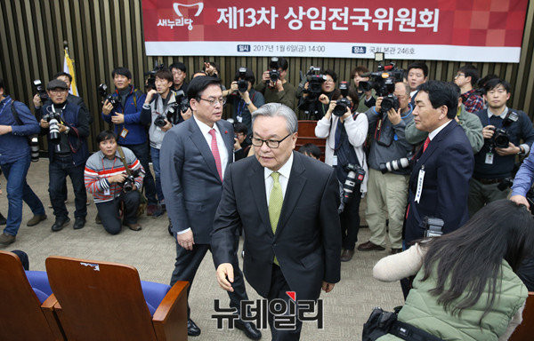 ▲ 새누리당 인명진 비상대책위원장이 6일 새누리당 상임전국위원회가 무산되자 정우택 원내대표와 함께 자리를 뜨고 있다. ⓒ뉴데일리 이종현 기자