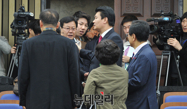 ▲ 정용기 원내수석대변인은 이날 상임전국위원회 개최를 위해 애썼지만 역부족이었다. 사진은 정용기 원내수석대변인이 자리를 떠나려는 상임전국위원을 만류하는 모습. ⓒ뉴데일리 이종현 기자