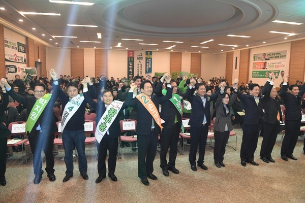 ▲ 국민의당 당 대표 후보자들이 6일 오후 부산 해운대 벡스코에서 열린 부산시당 당원대표자 대회에 참석해 인사를 하고 있다. ⓒ뉴시스 사진DB
