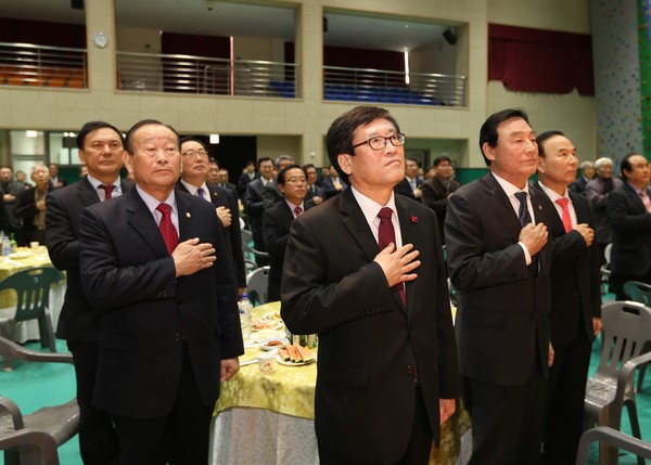 ▲ 김창현 괴산군수 권한대행과 김영배 의장, 장재영 문화원장이 국민의례를 하고 있다.ⓒ괴산군